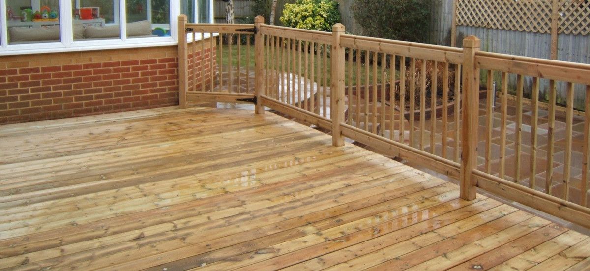 AdrianStaute American  Rail and spindle decking (3).JPG