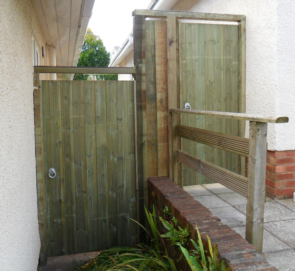 LG Fencing Flat top T& G Gates web.jpg