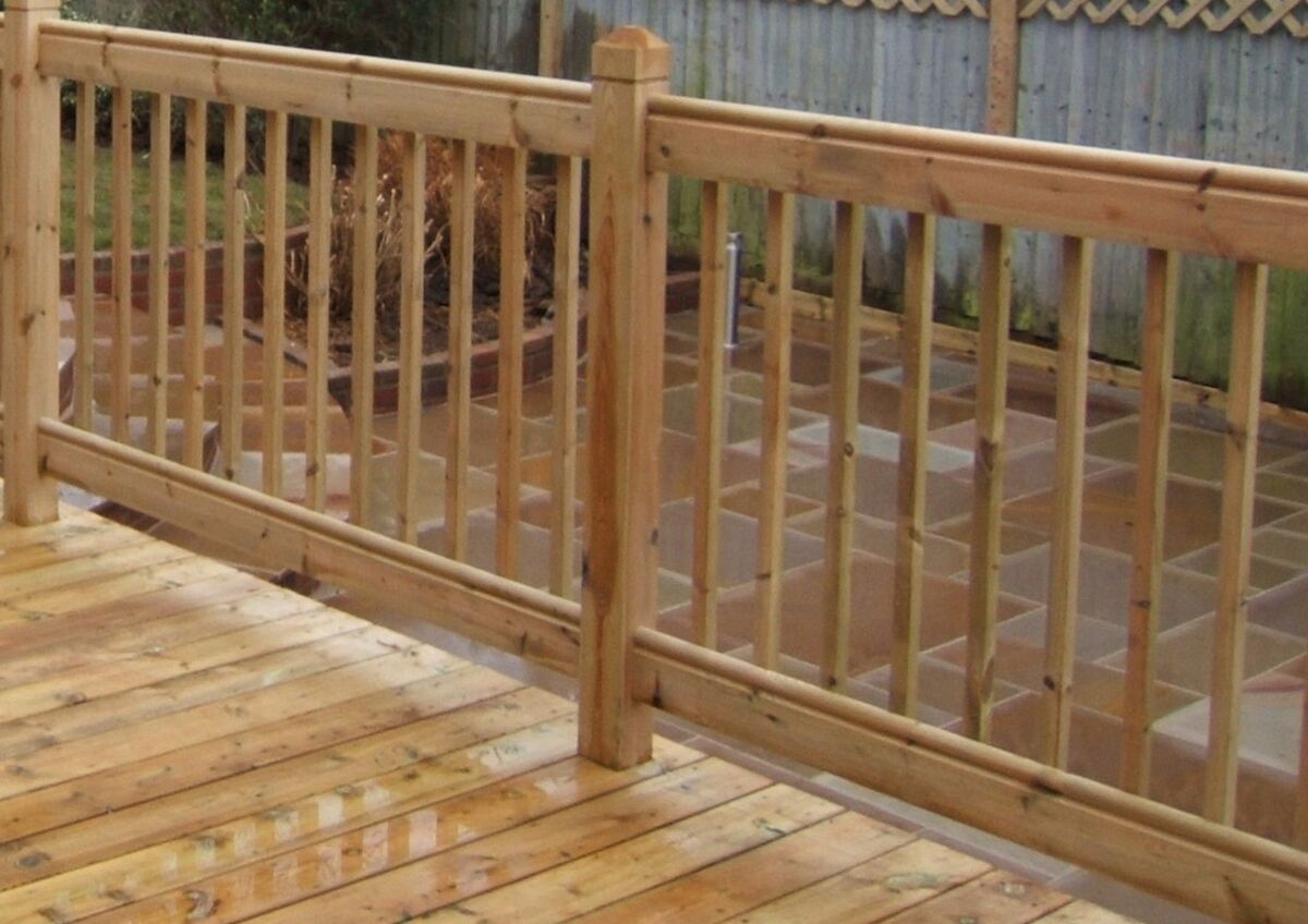 Decking with American balustrade cut 2 web.jpg